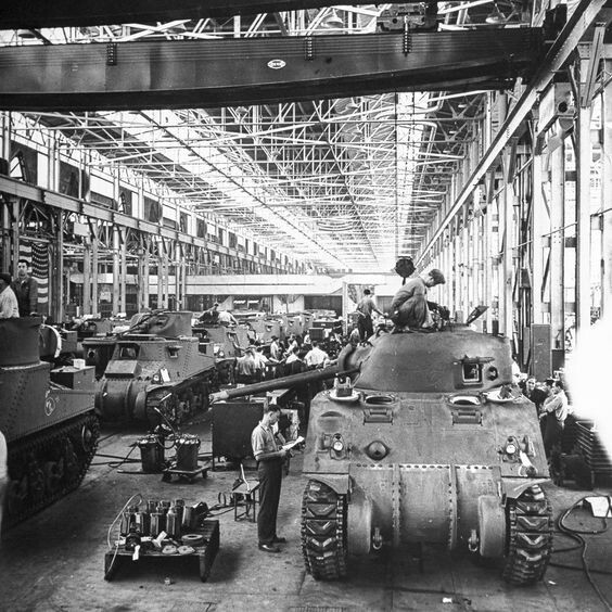 26. Сборочная линия на танковом заводе Chrysler в Мичигане. 1942 год