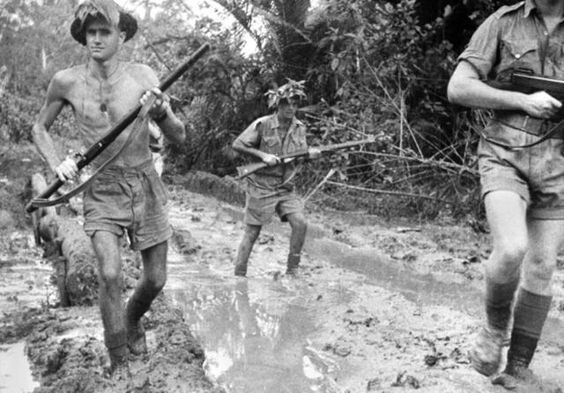 21. Австралийцы двигаются в Милн-Бэй после Японской атаки. Новая Гвинея, лето 1942 года