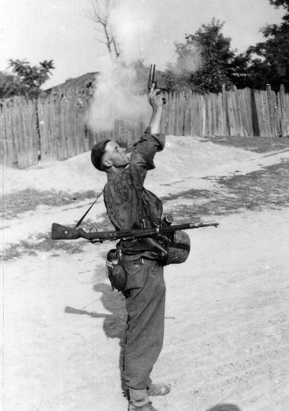 13. Боец дивизии "Лейбштандарт" выстреливает в воздух сигнальную ракету. Ураина, 1941 год
