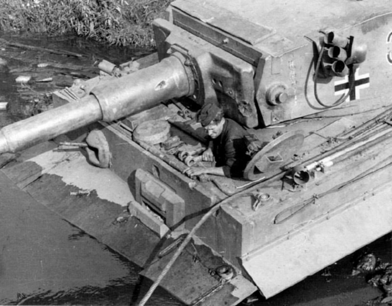 2. Увязший при форсировании реки в грязи "Тигр" №332 из 503-го тяжёлого танкового батальона. Курская дуга, июль 1943 года.
