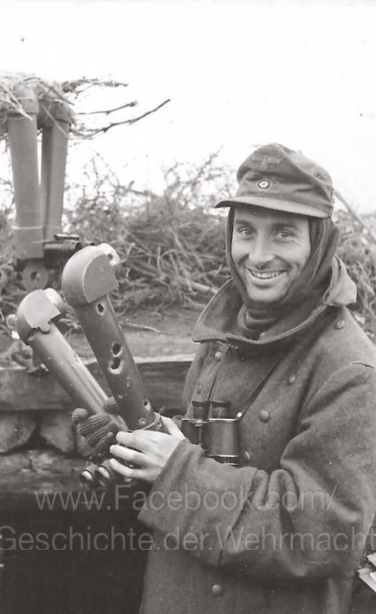 44. Немецкий солдат демонстрирует повреждённые осколками трубы полевого перископа