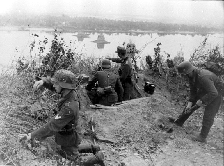 52. Пулемётный расчёт на правом берегу Днепра в районе Киева. Немцы готовятся отражать штурмующие Восточный Вал советские войска. 1943 год