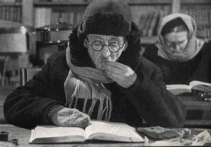 56. В читальном зале блокадного Ленинграда. Зима 1942-1943 года