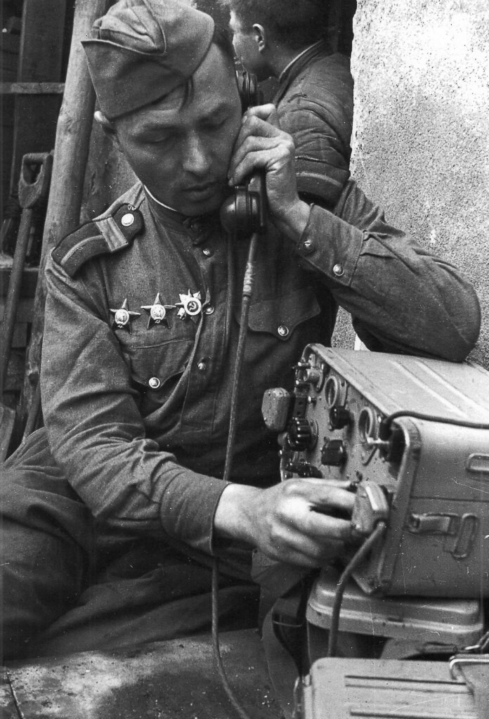 82. Советский старшина-связист у рации РБ-М выпуска 1942-1943 годов во время боёв в Берлине. Апрель 1945 года.