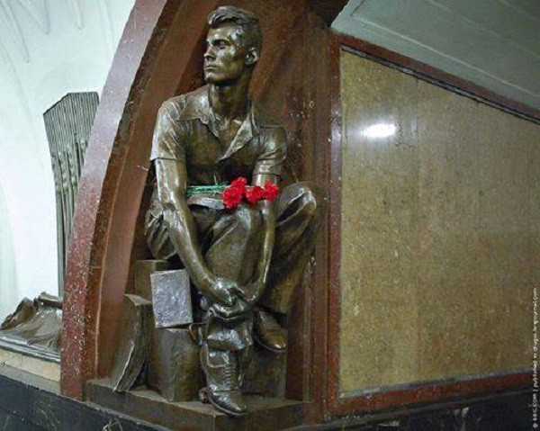 Памятник в метро: история одного неизвестного солдата
