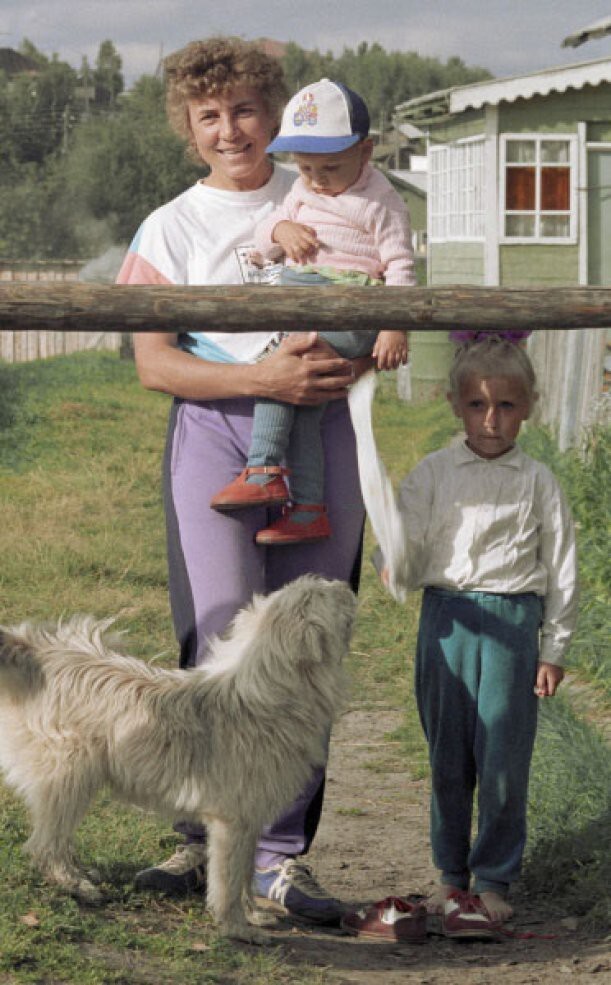С племянниками Илюшей (на руках) и Раей у родного дома, 1994 год
