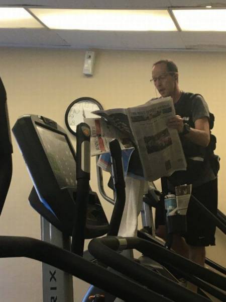 Чтение газеты в спортзале 