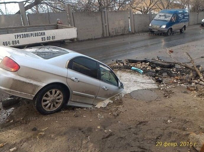 Автомобиль провалился в яму в Саратове