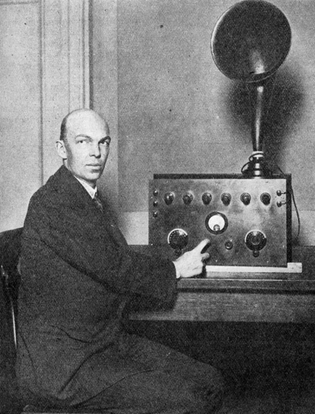 1941 — начало вещание первое коммерческое FM радио — радиостанция W47NV в Нэшвилле. 