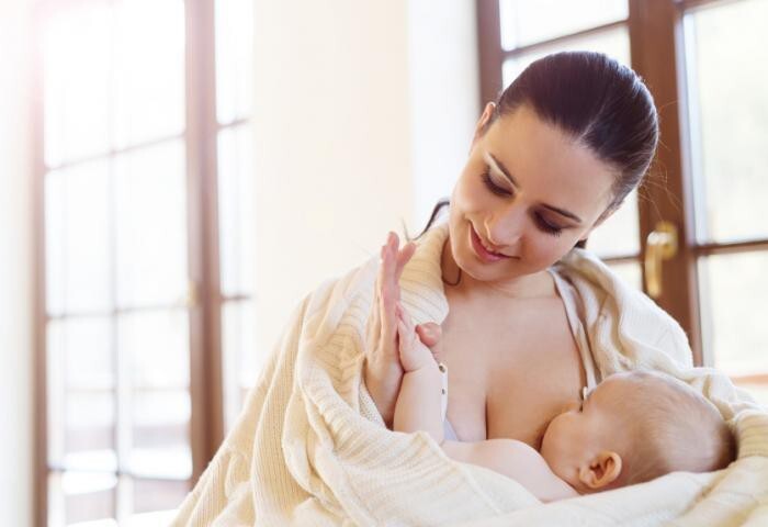 Многие считают грудное вскармливание идеальной и самой естественной формой питания растущих малышей