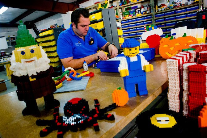 Работа этого парня заключается в том, чтобы придумывать и собирать новые модели из деталей конструктора Lego.