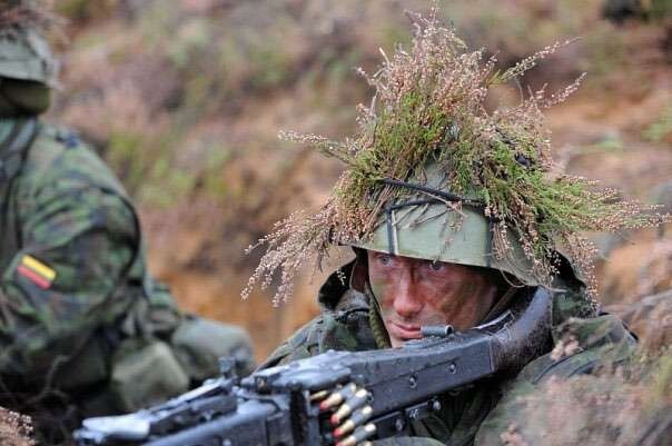 Литовский боец с травяным оберегом от "российской агрессии"