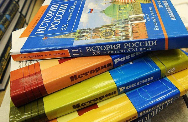 Бойцы Новороссии пытают пленных «правосеков» историей России