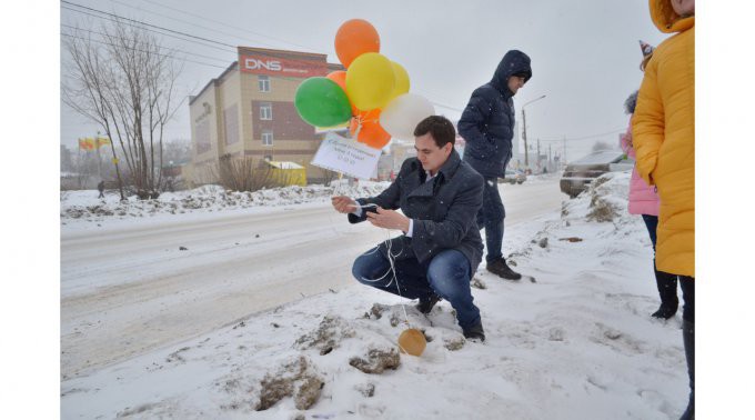 Жители Ульяновска отметили трёхлетие любимой дорожной ямы