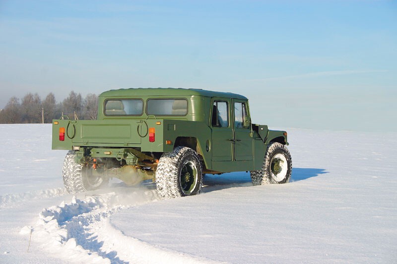 Четырехместный автомобиль повышенной проходимости построен на основе ГАЗ-66. 