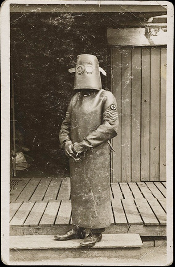 23. Костюм медсестры из рентген-кабинета во время Первой мировой войны, Франция, 1918 год