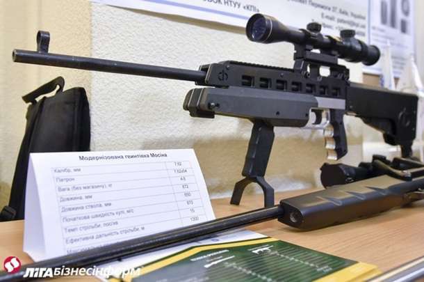 Турчинов, осмотрев винтовку Мосина, заявил, что Украина разработает "новейшие виды оружия"