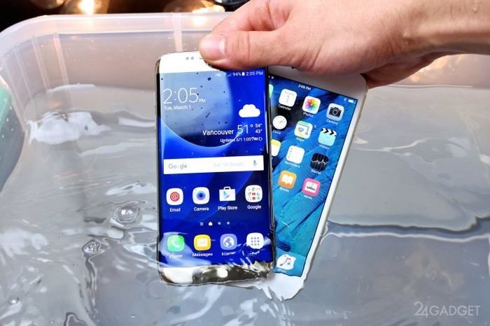 Сравнение водонепроницаемости Galaxy S7 и iPhone 6s 