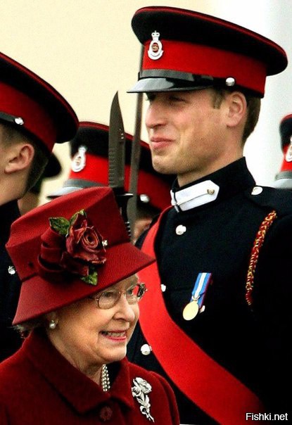 Принц Уильям улыбается своей бабушке, королеве Елизавете II, 2009 год