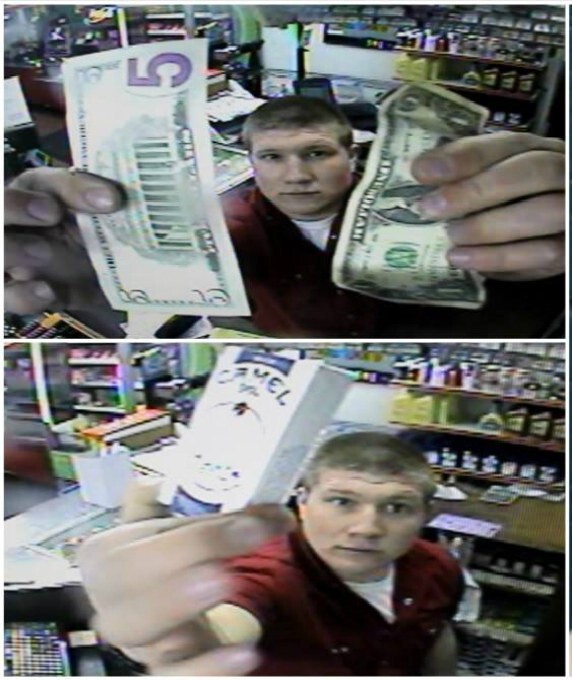 Батиста взял пачку "Кэмел" и продемонстрировал её в камеру наблюдения магазина. Затем он показал туда же шесть долларов наличными, которые после этого положил на прилавок и ушёл.