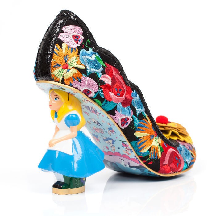 Волшебная обувь, вдохновленная мультфильмом "Алиса в стране чудес"