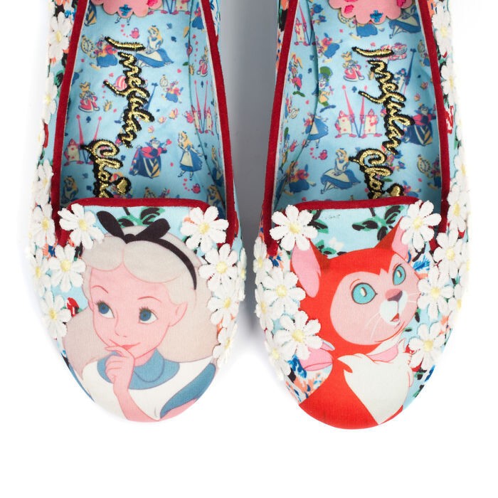 Волшебная обувь, вдохновленная мультфильмом "Алиса в стране чудес"