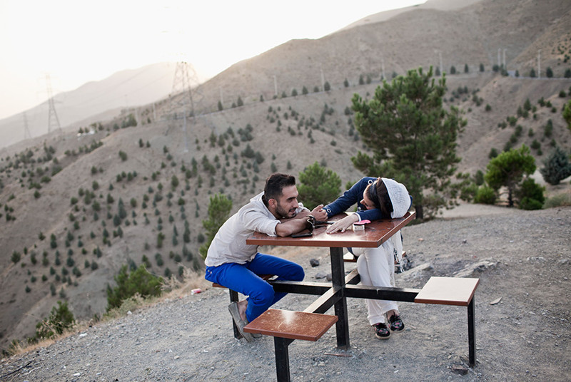 Влюбленная пара на смотровой площадке, известной как Крыша Тегерана