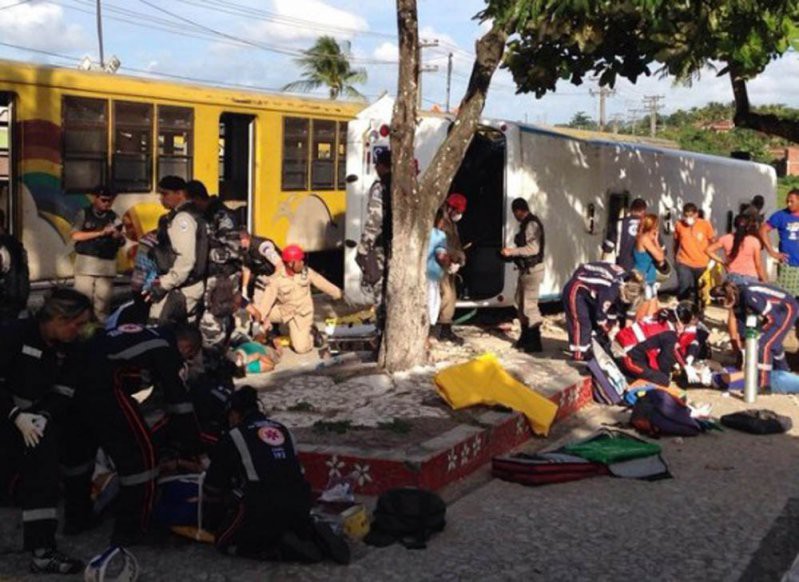 Столкновение поезда с пассажирским автобусом в Бразилии