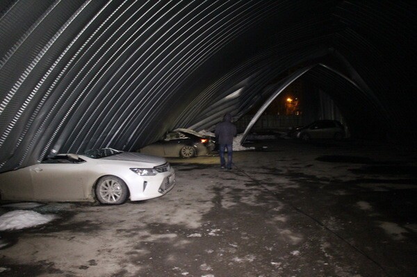 Крыша парковки в Иркутске провалилась под тяжестью снега и раздавила машины