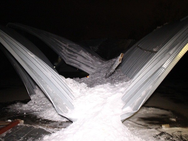 Крыша парковки в Иркутске провалилась под тяжестью снега и раздавила машины