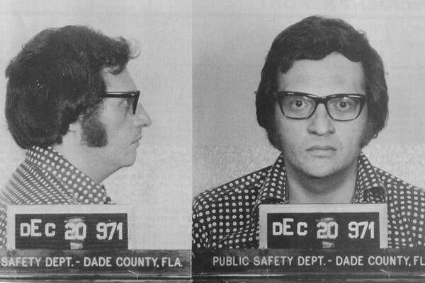 Ларри Кинг арестован по подозрению в махинациях с деньгами. 20 декабря 1971 года.