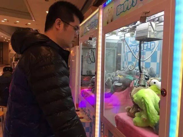 Китаец выиграл более 3000 игрушек в автоматах "Хватайка"  