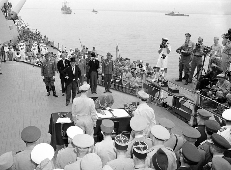 Подписание Акта о капитуляции Японии, положившего конец Второй мировой войне, на борту линкора «Миссури» в Токийском заливе, 2 сентября 1945 года. 