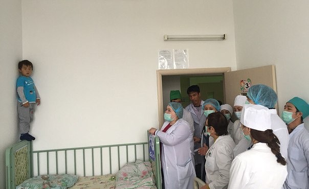 Мальчик и врачи в детской больнице Алматы