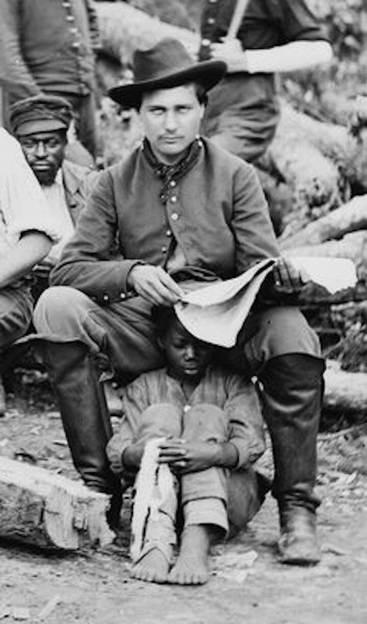 Солдат использует раба в качестве сидения. США, 1862 год.