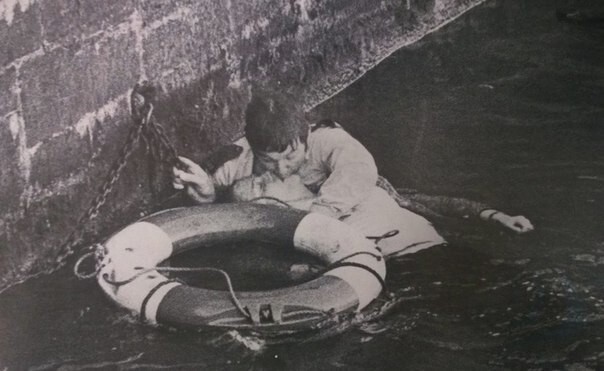 Полицейский Дэвид Харрис делает искусственное дыхание тонущей женщине в ледяной воде, Бристоль, 1978 год.