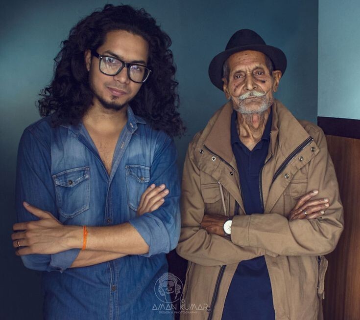 Амар Кумар (фотограф) и его 96-летний дедушка.