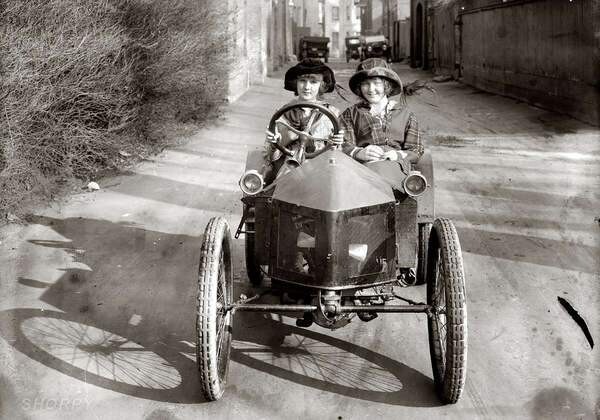 Девушки и автомобили начала ХХ века