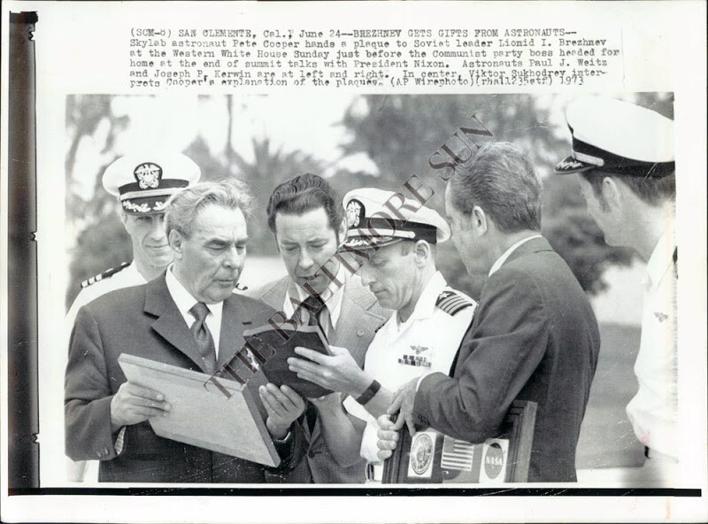 24 июня 1973 года. Сан-Клименто, Калифорния. Брежнев получает подарки от американских астронавтов. 