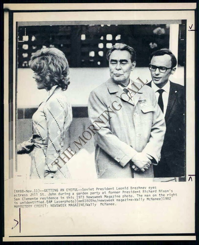 Брежнев бросает взгляд на актрису Джилл Джон во время пикника в дома президента Никсона в Сан-Клименто.