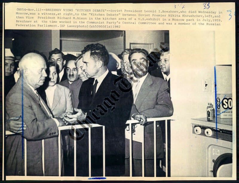 Июль 1959 года. Брежнев стоит за спиной вице-президента США Ричарда Никсона, во время его "Кухонных дебатов" с Никитой Хрущевым. Выставка США в московском парке Сокольники. 