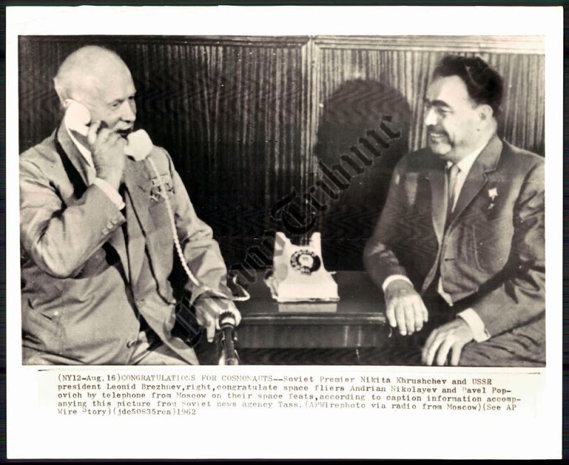 16 августа 1962 года. Брежнев и Хрущев приветствуют советских космонавтов Николаева и Поповича. Хрущев на подписи к фото обозначен как премьер-министр, а Брежнев как президент СССР.