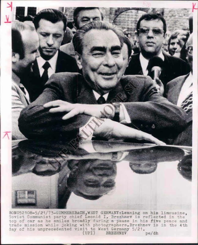 Брежнев шутит с фотографами во время визита в Западную Германию. 21 мая 1973 года. 