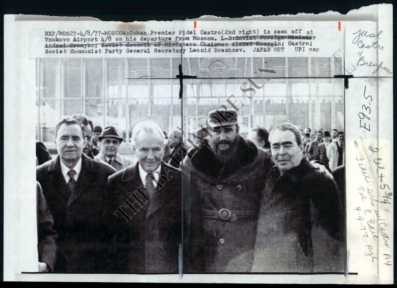 8 апреля 1977 года. Брежнев провожает Кастро в аэропорту Внуково. Судя по подписи "второй справа", в лицо, на тот момент, Фиделя знали далеко не все читатели газеты. 