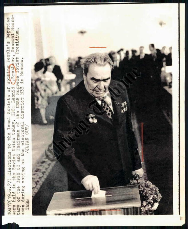 19 июня 1977 года. Брежнев на 33-м избирательном участке города Москвы. 