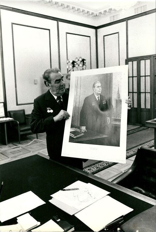 29 сентября 1977 года. Брежнев с Брежневым в своем рабочем кабинете в Кремле. 