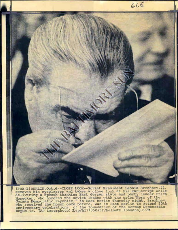 Брежнев читает текст во время выступления на праздничном мероприятии посвященном 30-летию образования ГДР. 6 октября 1979 года.