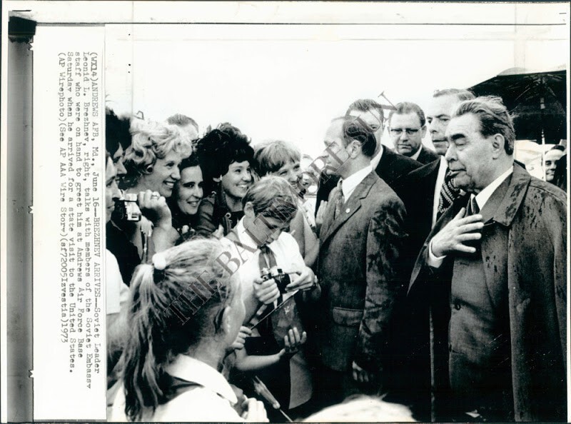 Сразу после посадки на базе ВВС США Эндюс, Брежнев встречается с пионерам из семей сотрудников советского посольства в США. 