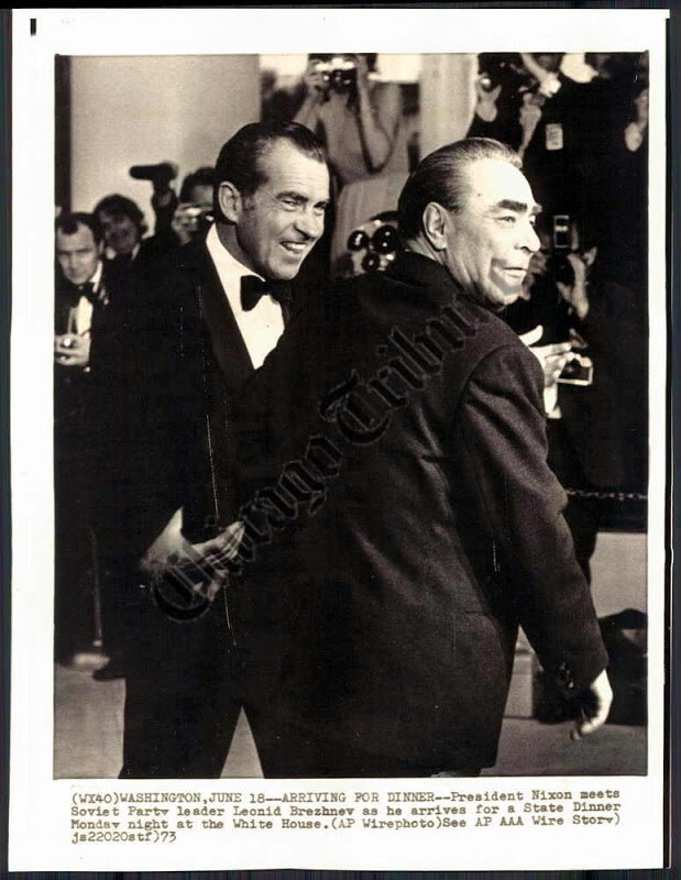 Президент Никсон встречает Брежнева, прибывшего на официальный ужин в Белый дом. 