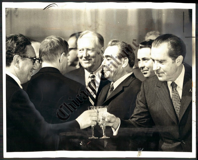 Визит Никсона в Москву в 1972 году. Никсон чокается с Киссинджером.